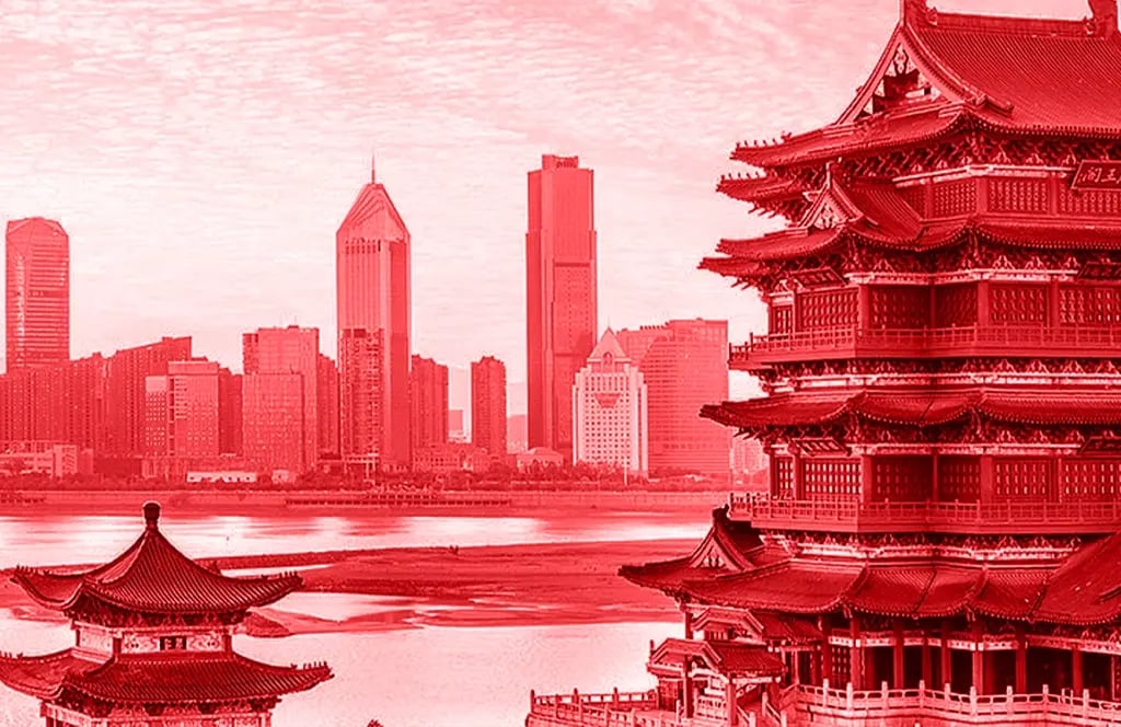 Panorama einer Stadt mit moderner Skyline im Hintergrund und traditionellen Pagoden im Vordergrund.